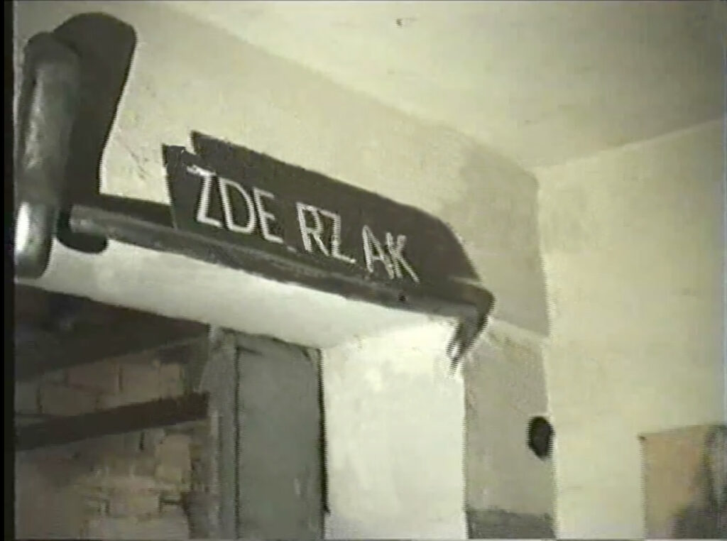 Galeria Zderzak, Krakow-Dębniki. Zderzak i szyld nad wejściem na strych. 1985
